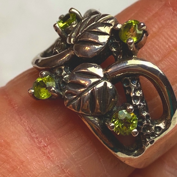Silver vine leaf and Peridot ring - Picture 6 of 12